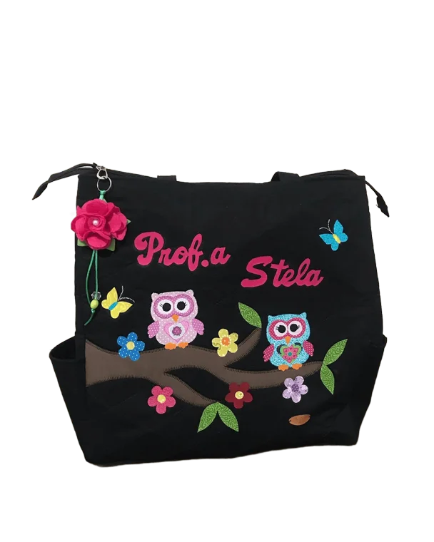 Bolsa de professora preta com corujas e o nome Prof.ª Stela