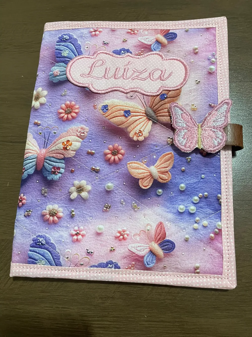 Porta documentos de bebê lilás com borboletas e o nome Luiza bordado