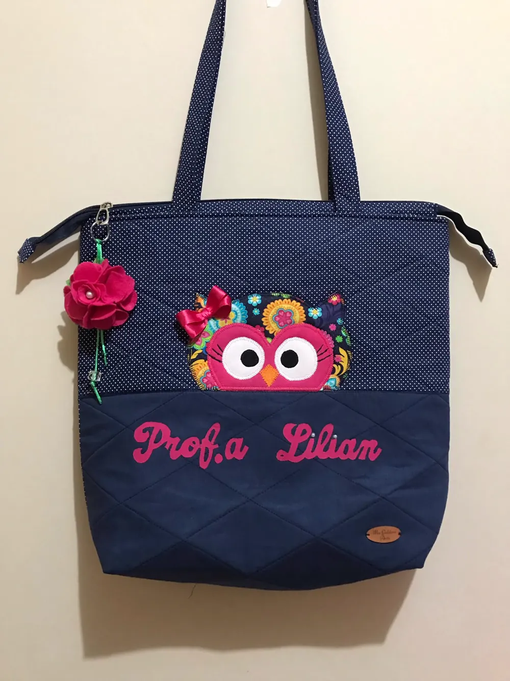 Bolsa de professora em jeans com coruja aplicada e o nome Prof.a Lilian bordado